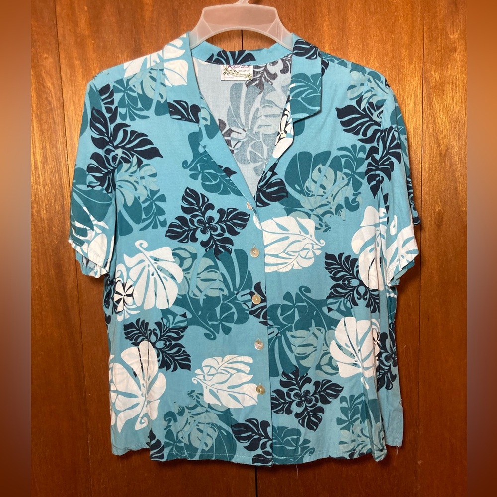 Kaua’iana Woman short sleeve Hawaiian‎ button down top blouse